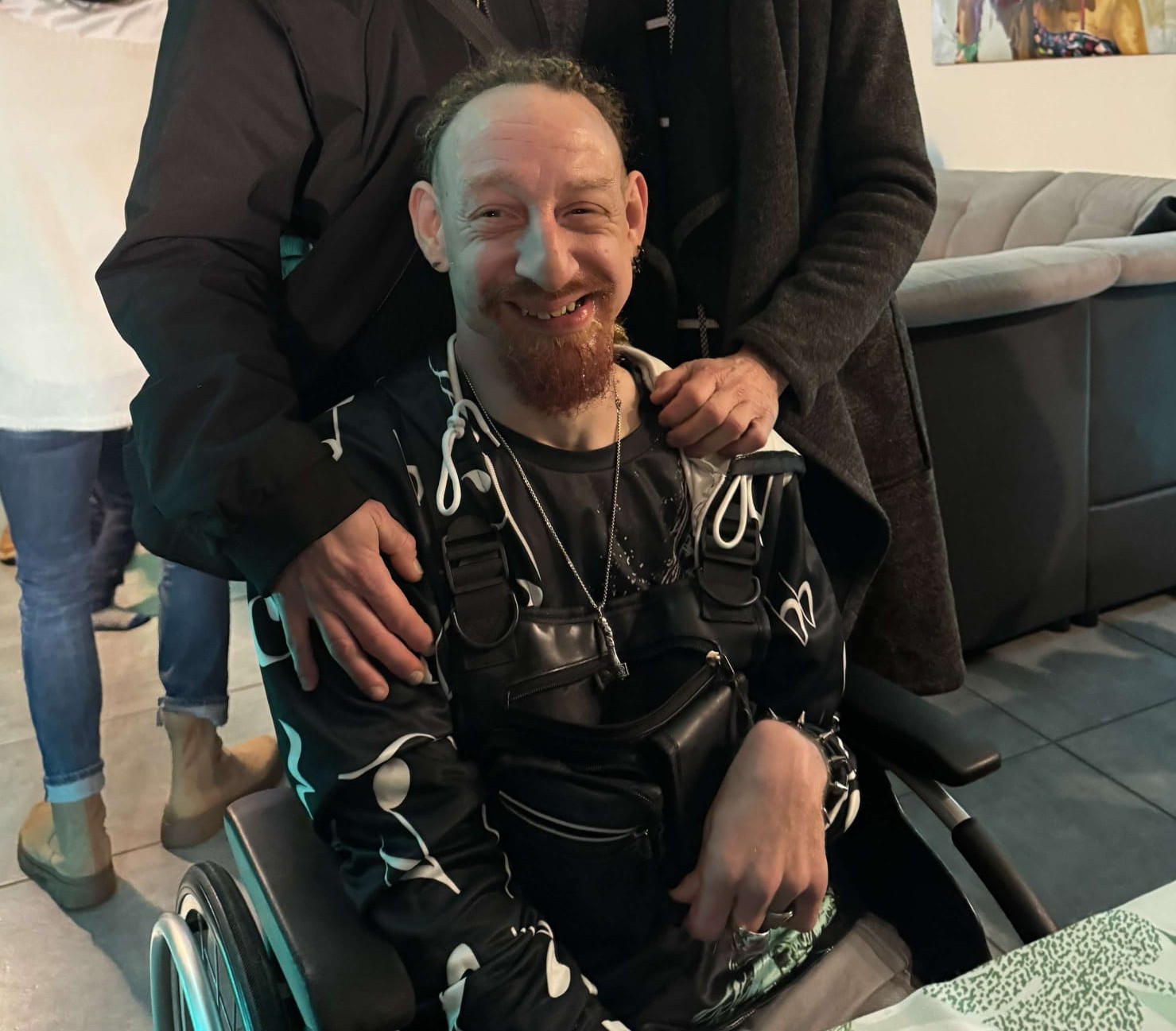 Mika, cliente satisfecho del masaje terapéutico adaptado para hemiplejía — Dayanesthetic Sevilla